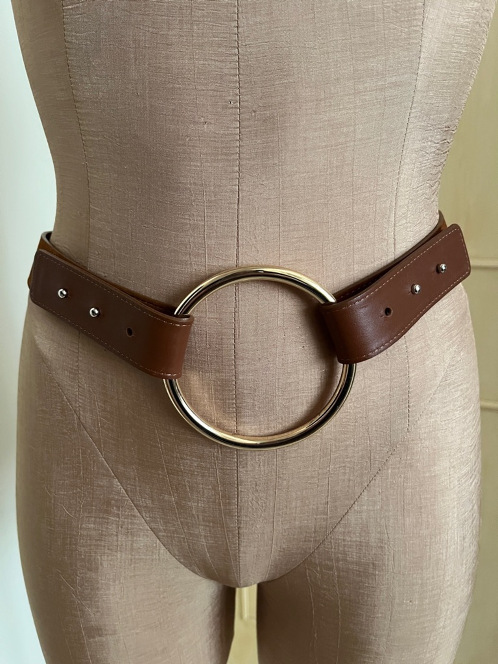 MAISON BOINET Contemporary Artsy Caramel Brown Leather Gold Ring Stud Close Belt